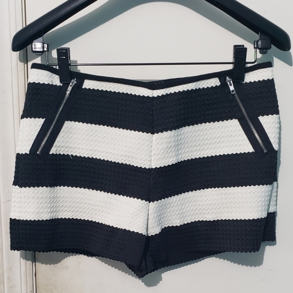 SOLD- Black and White Striped Summer Shorts- Sz M - Picture 2 of 6